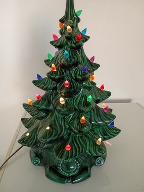 Atlantic Mold Ceramic Holiday Light-Up Tree Working Windup Music Box